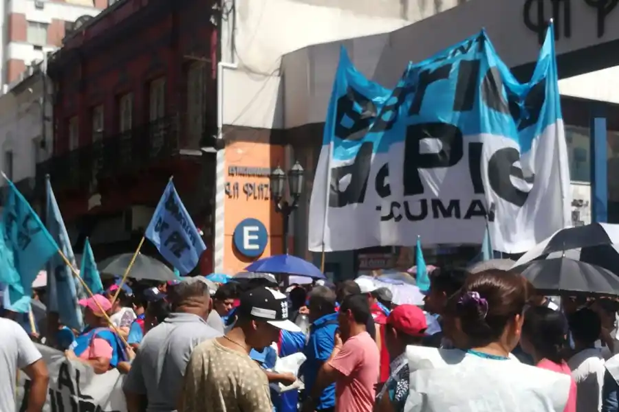 BARRIOS DE PIE. Exigen el pago del programa programa provincial de Operadores Comunitarios.