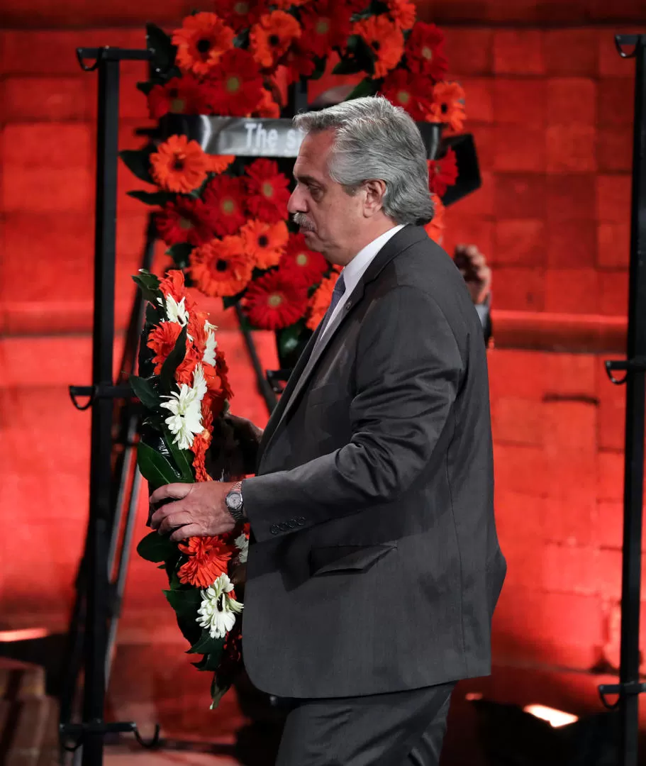 HOMENAJE. Fernández deja una ofrenda floral en el museo Yad Vashem. Reuters