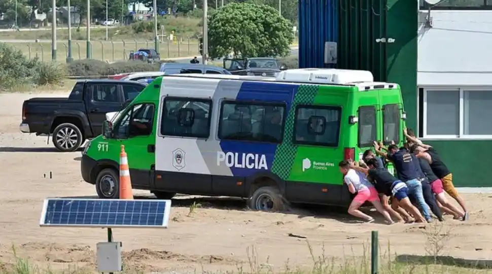 PERCANCE. Algunos de los reunidos para el reconocimiento debieron empujar el móvil policial, que no arrancaba. INFOBAE.COM