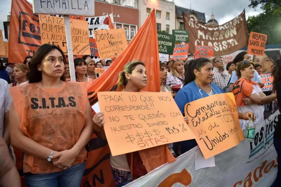 SANIDAD. Afiliados a Sitas protestaron por la suspensión del ajuste salarial por la “cláusula gatillo”. la gaceta / foto de Inés Quinteros Orio