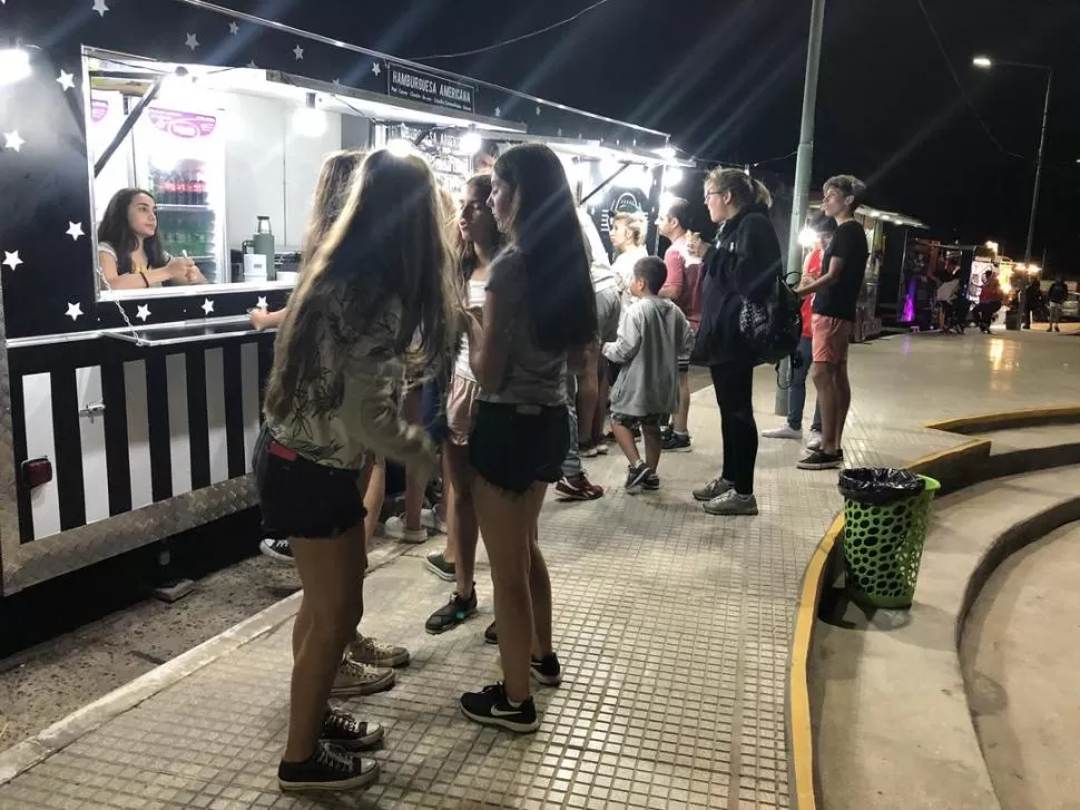 UNA INNOVACIÓN DE ESTA TEMPORADA. Los food trucks atraen como imanes a público de todas las edades, especialmente por la tarde y la noche. 