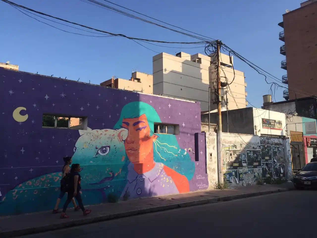 Donde está el mural la pared se conserva mejor que el resto de la fachada