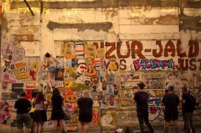 El arte callejero le da batalla a la pegatina de carteles