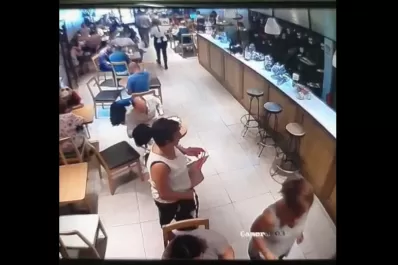 Video: el momento en que roban una mochilla en un bar del microcentro