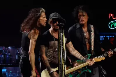 Johnny Depp tocó con Aerosmith por el aniversario de la banda