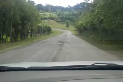 Filmó el mal estado de la ruta a San Javier: hay cada cráter