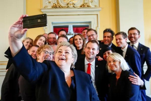 Las fotos del día: entre el hospital chino y la selfie de la primera ministra de Noruega