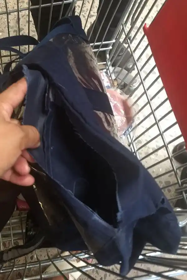 LA BOLSA ROTA. Dejaron la bolsa donde la mujer había guardado su cartera.