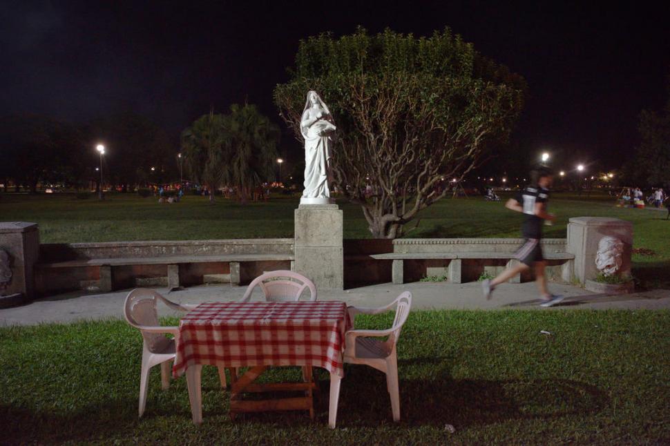 CERCA DE LA TERMINAL. Una mesa como para un picnic nocturno, junto a la estatua de venus, en zona sur. LA GACETA/FOTO DE DIEGO ARÁOZ