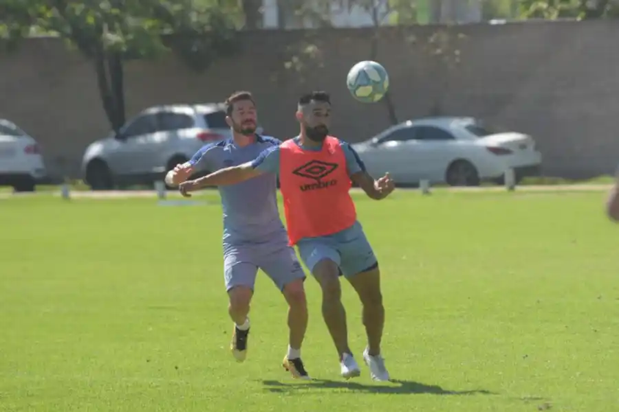 FIGURAS. En el equipo Senior de San Lorenzo, junto a Gorosito y “Beto” Acosta. la gaceta / foto de archivo