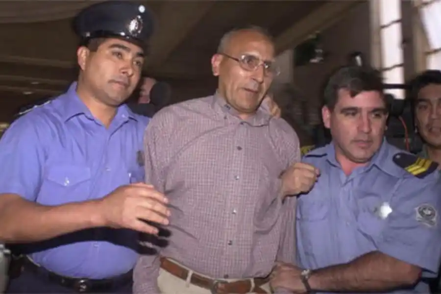 LA CONDENA EN 2003. Carlos Marcovich se retiró acompañado por dos policías luego del juicio, y no quiso hablar con la prensa cuando fue la sentencia