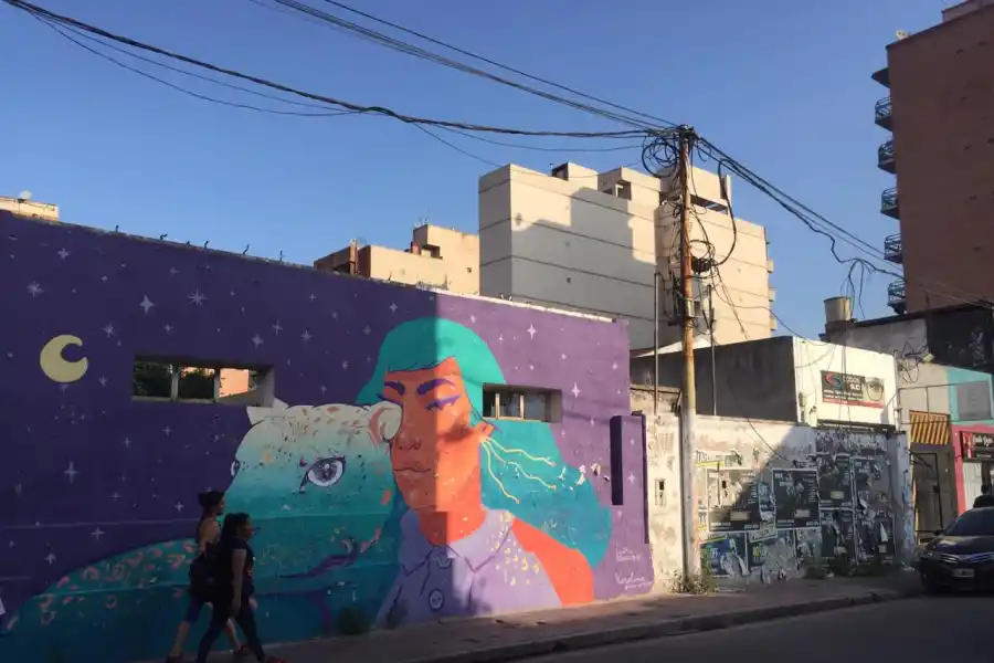 Donde está el mural la pared se conserva mejor que el resto de la fachada