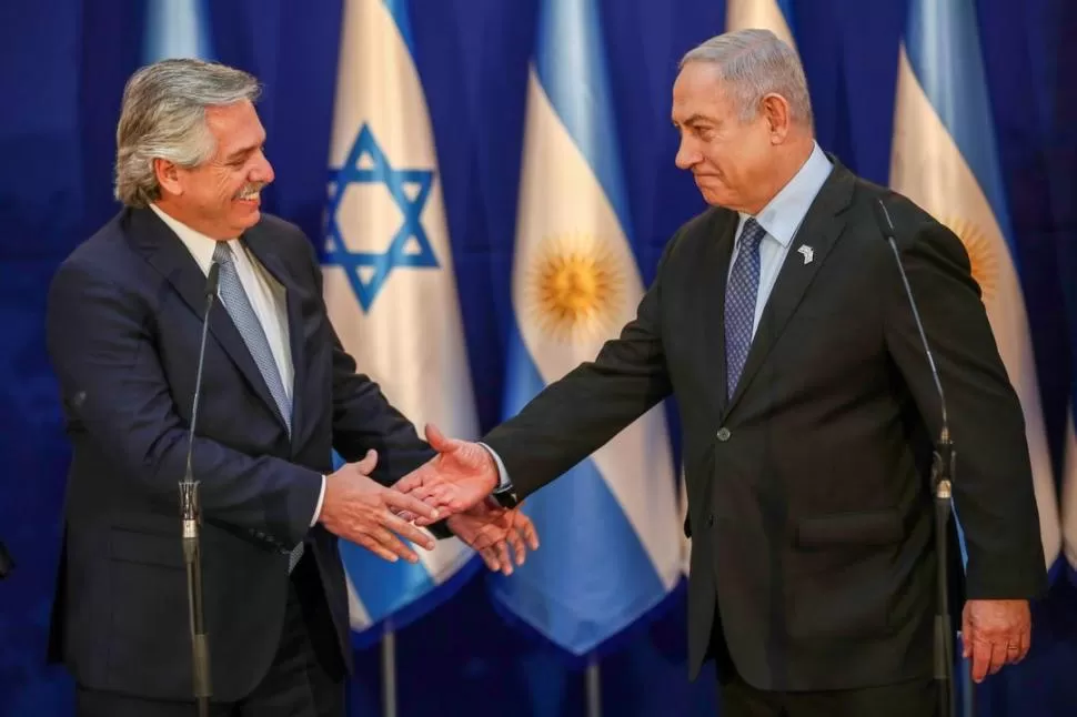 JERUSALÉN. Alberto Fernández y el primer ministro israelí, Benjamín Netanyahu, se saludan con un apretón de manos, en la previa a la rueda de prensa. credito