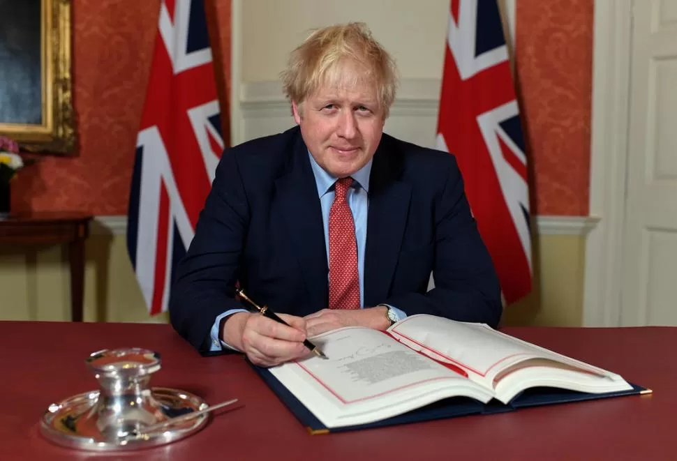 MISIÓN CUMPLIDA. Boris Johnson suscribe la salida del Reino Unido. reuters