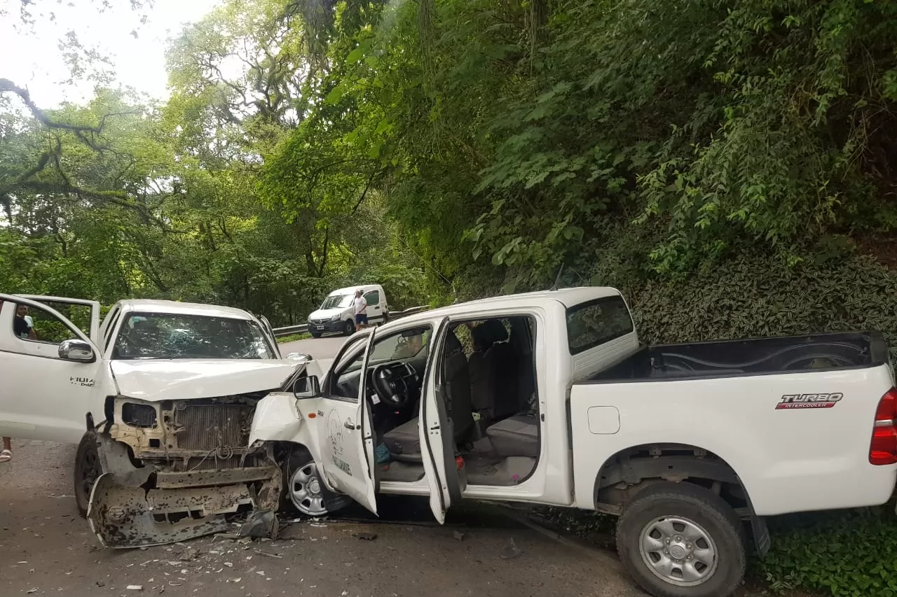 Dos camionetas chocaron de frente camino al cerro San Javier