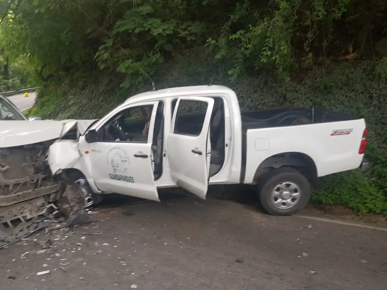 Dos camionetas chocaron de frente camino al cerro San Javier