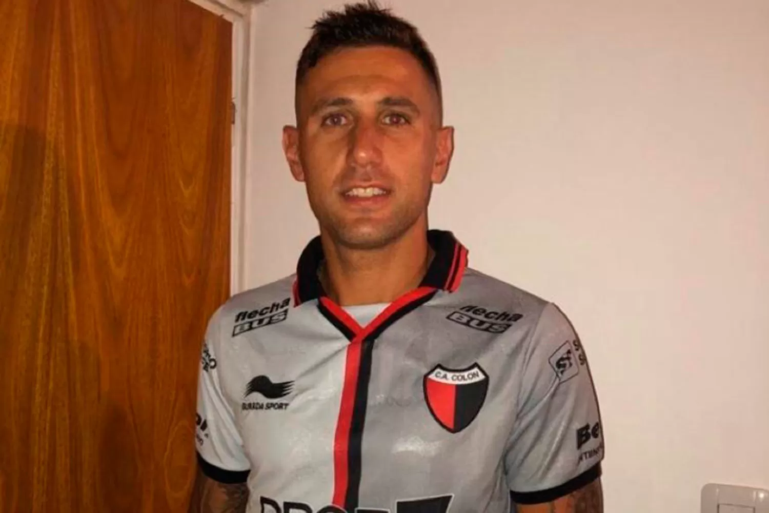 SABALERO. Bianchi posó con la camiseta de Colón, su nuevo club. FOTO TOMADA DE TWITTER