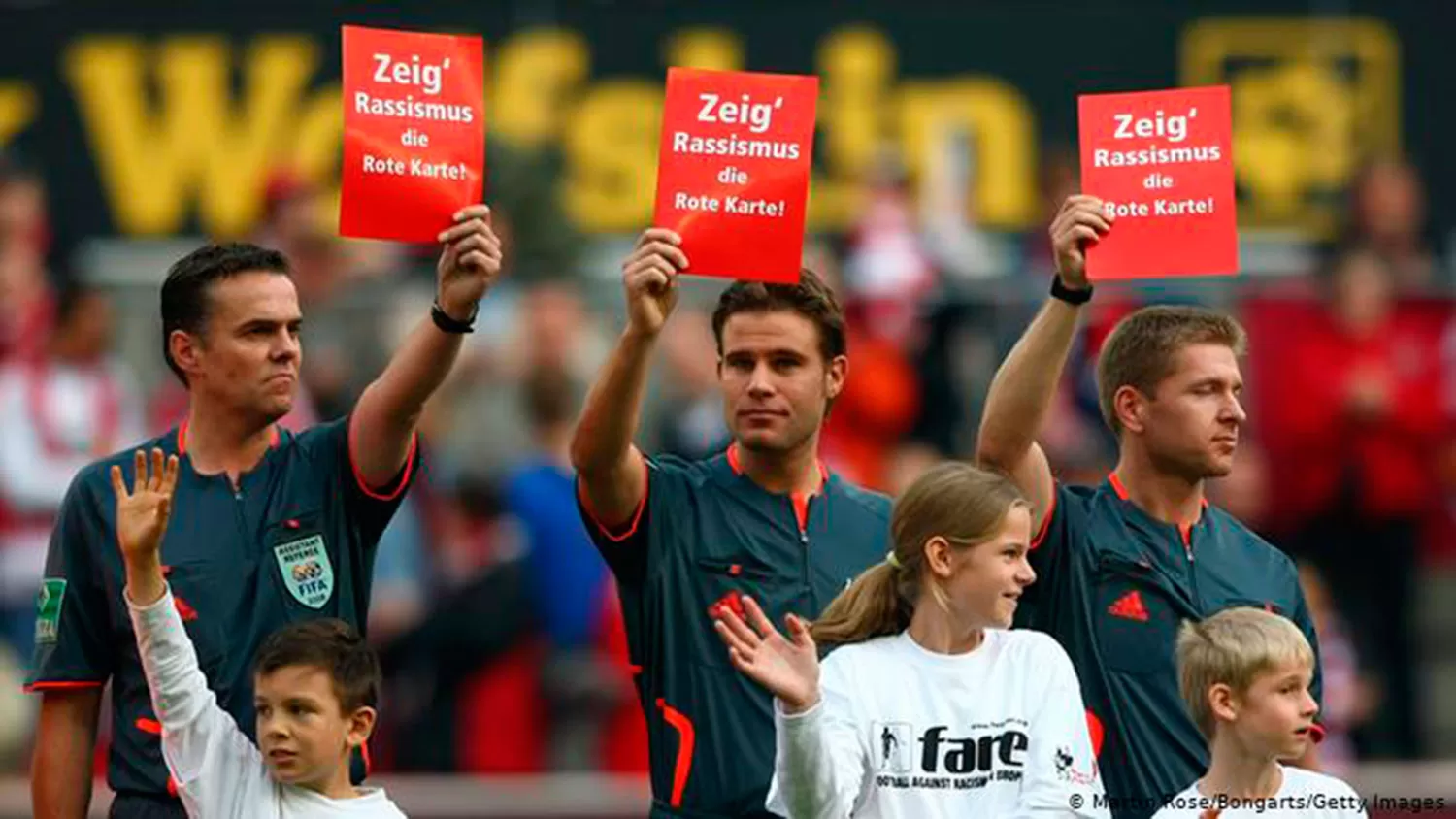 La Bundesliga le muestra la tarjeta roja al racismo / FOTO DW.COM