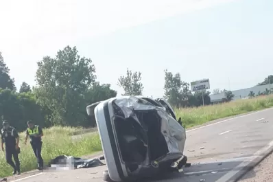 Un hombre murió al volcar su auto en la Circunvalación