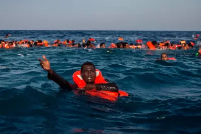 Más de 300 migrantes aguardan que los autoricen a ingresar a Europa