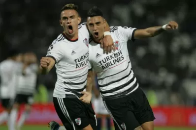 River mira a todos desde arriba