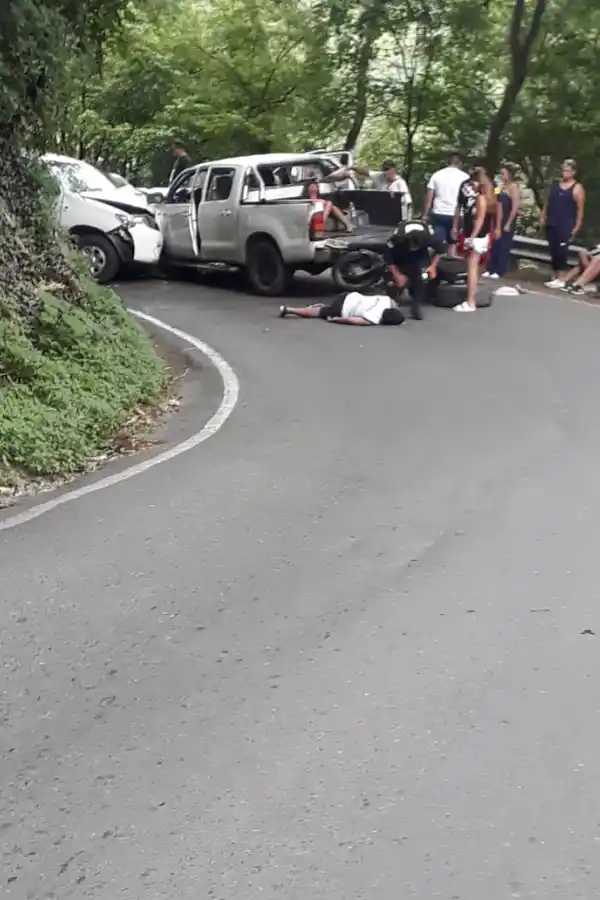 ACCIDENTE. Una de las camionetas llevaba una moto en la caja.