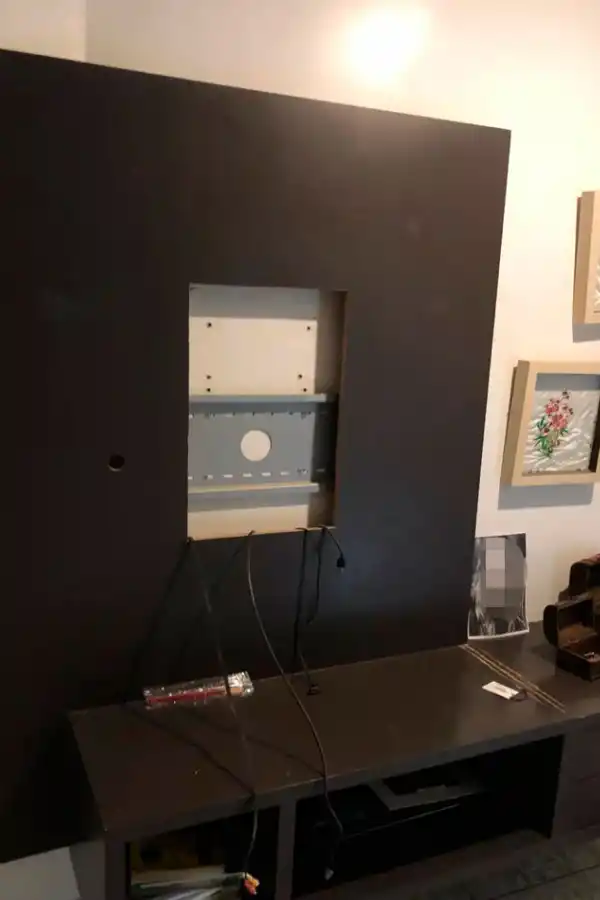 NO ESTÁ. Se llevaron varios televisores de la propiedad, como el que falta en este mueble.