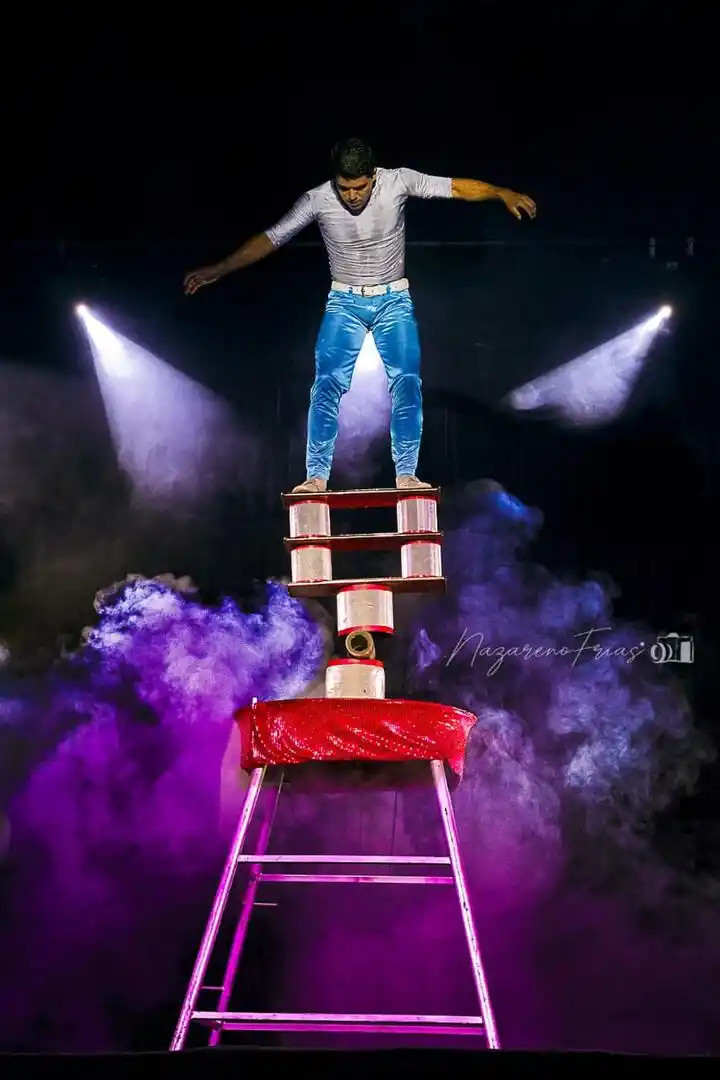 CONCENTRADO. El equilibrista en pleno show.  