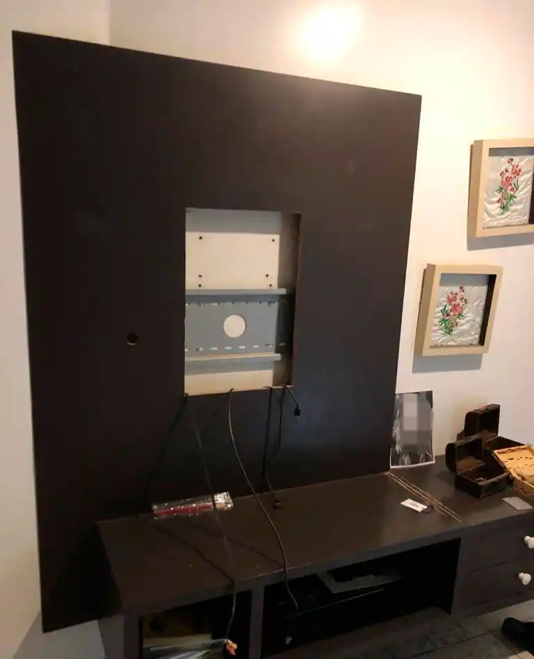 NO ESTÁ. Se llevaron varios televisores de la propiedad, como el que falta en este mueble.