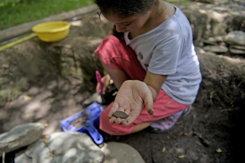 APRENDIENDO. Luana Bazán, que vive cerca de la reserva, ya es “experta” en las excavaciones de los talleres.   