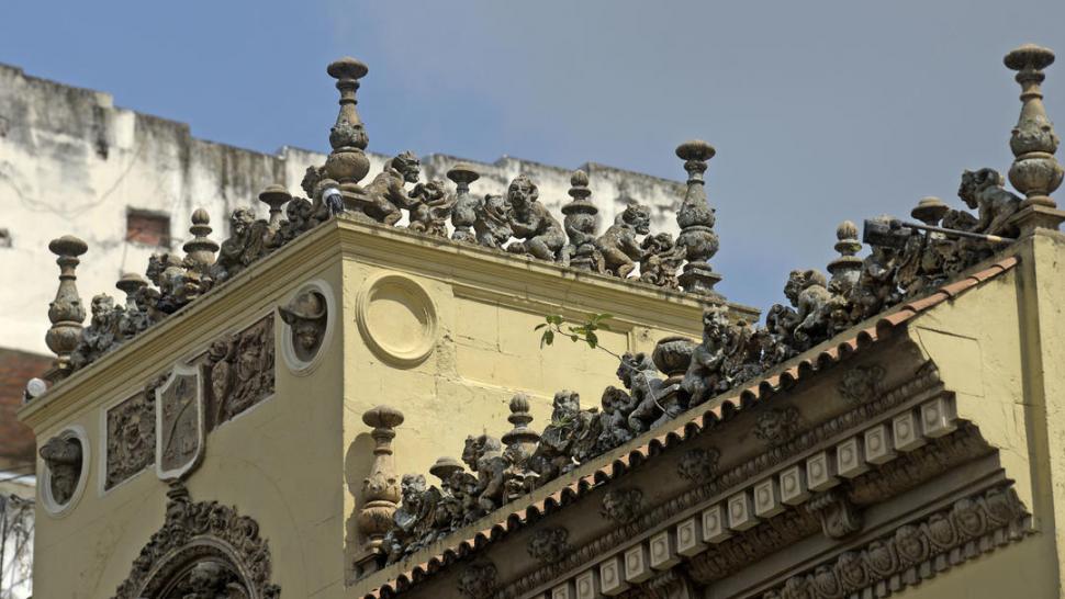FEDERACIÓN ECONÓMICA DE TUCUMÁN. En San Martín al 400 se puede apreciar el coronamiento de este edificio. Es el único que posee un estilo neocolonial con elementos del mudéjar, propio de Andalucía. Vale la pena detenerse a observarlo y admirarlo. 