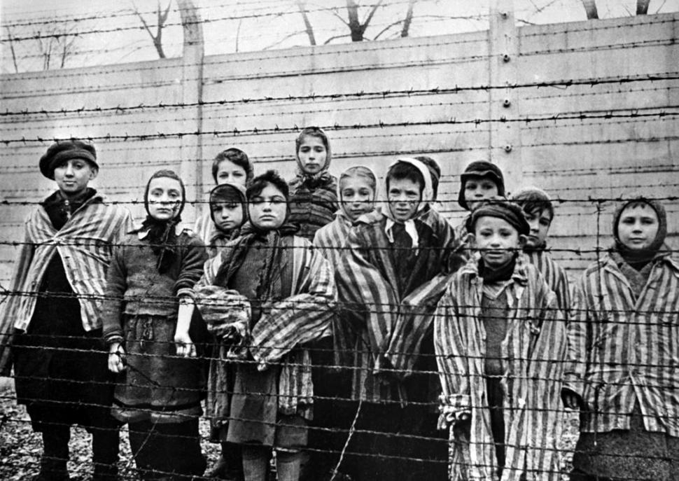 VÍCTIMAS. Un grupo de prisioneros judíos en el campo de concentración.