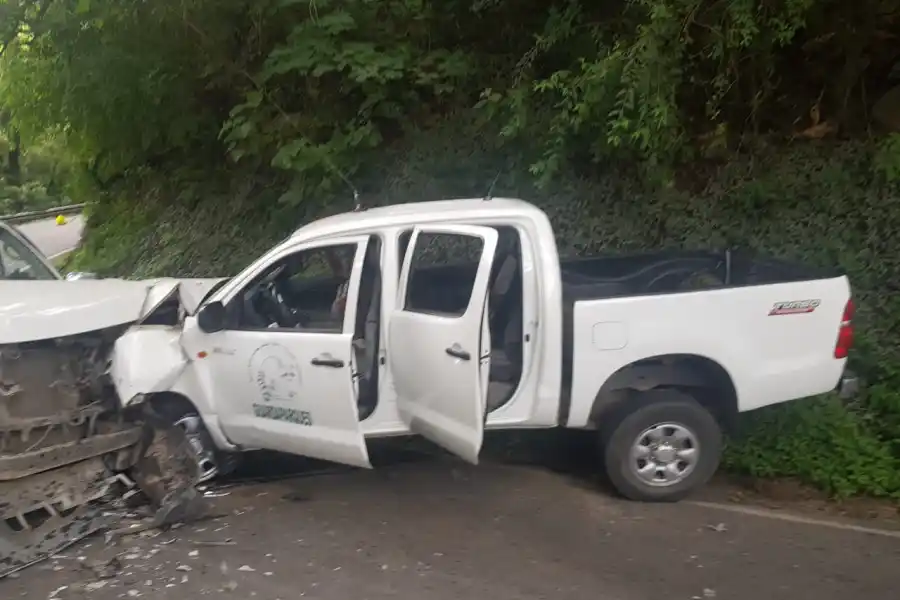 Dos camionetas chocaron de frente camino al cerro San Javier