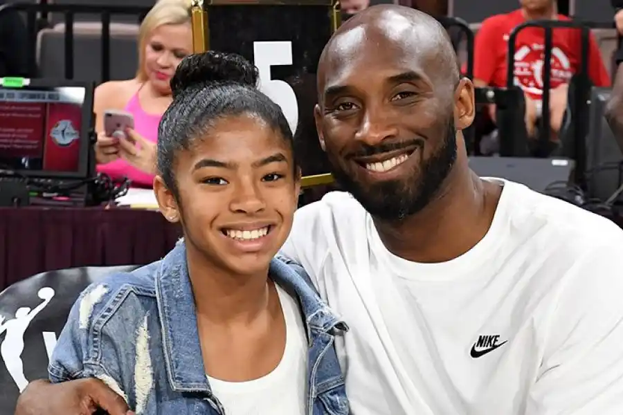 Gianna María y Kobe Bryant, durante un evento deportivo.