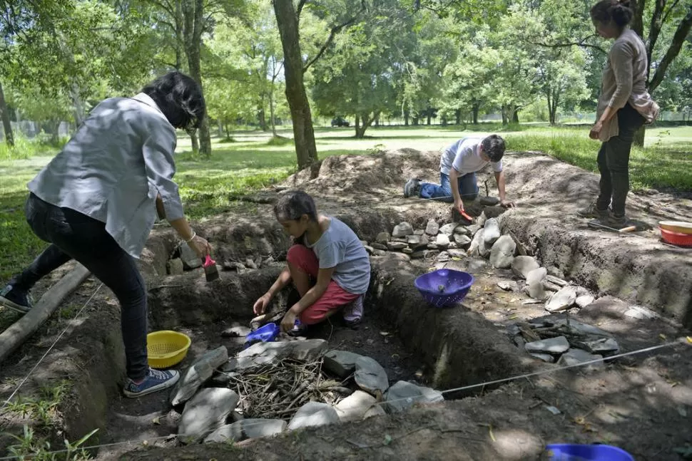 AULA A CIELO ABIERTO. En esta excavación, realizada con las mismas técnicas que las profesionales, se hacen los talleres “Arqueólogo por un día”.   
