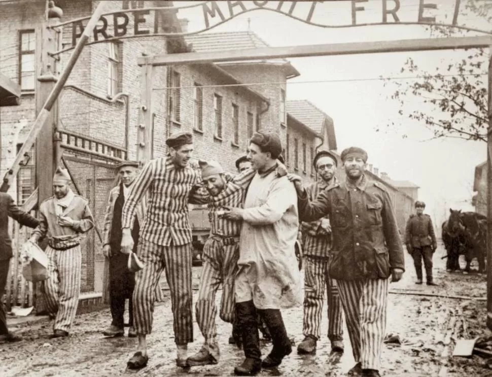 LIBERACIÓN. Un soldado del Ejército Rojo (detrás) observa a los judíos recién liberados.