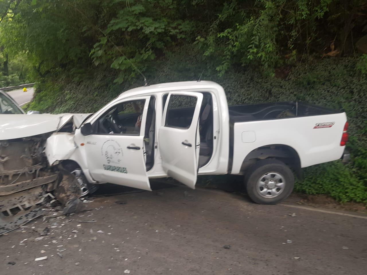 Dos camionetas chocaron de frente camino al cerro San Javier