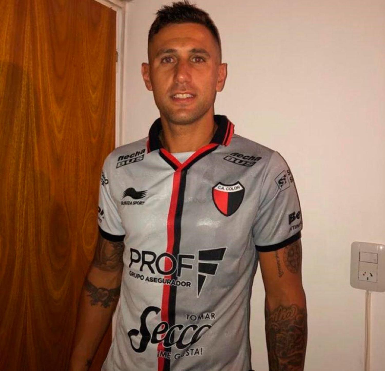 SABALERO. Bianchi posó con la camiseta de Colón, su nuevo club. FOTO TOMADA DE TWITTER