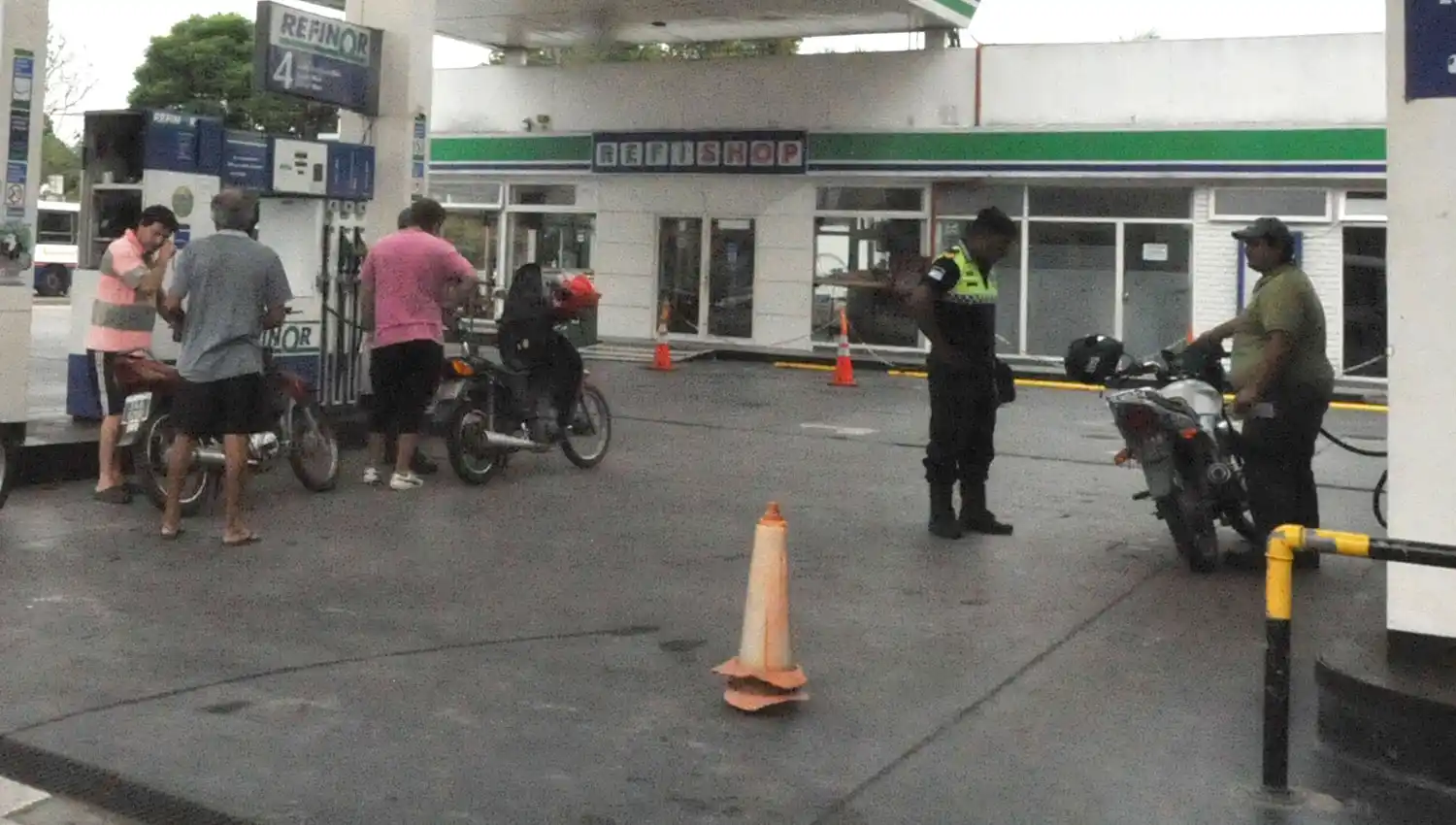 PROTECCIÓN. Un agente se refugió en una estación de servicio cercana.