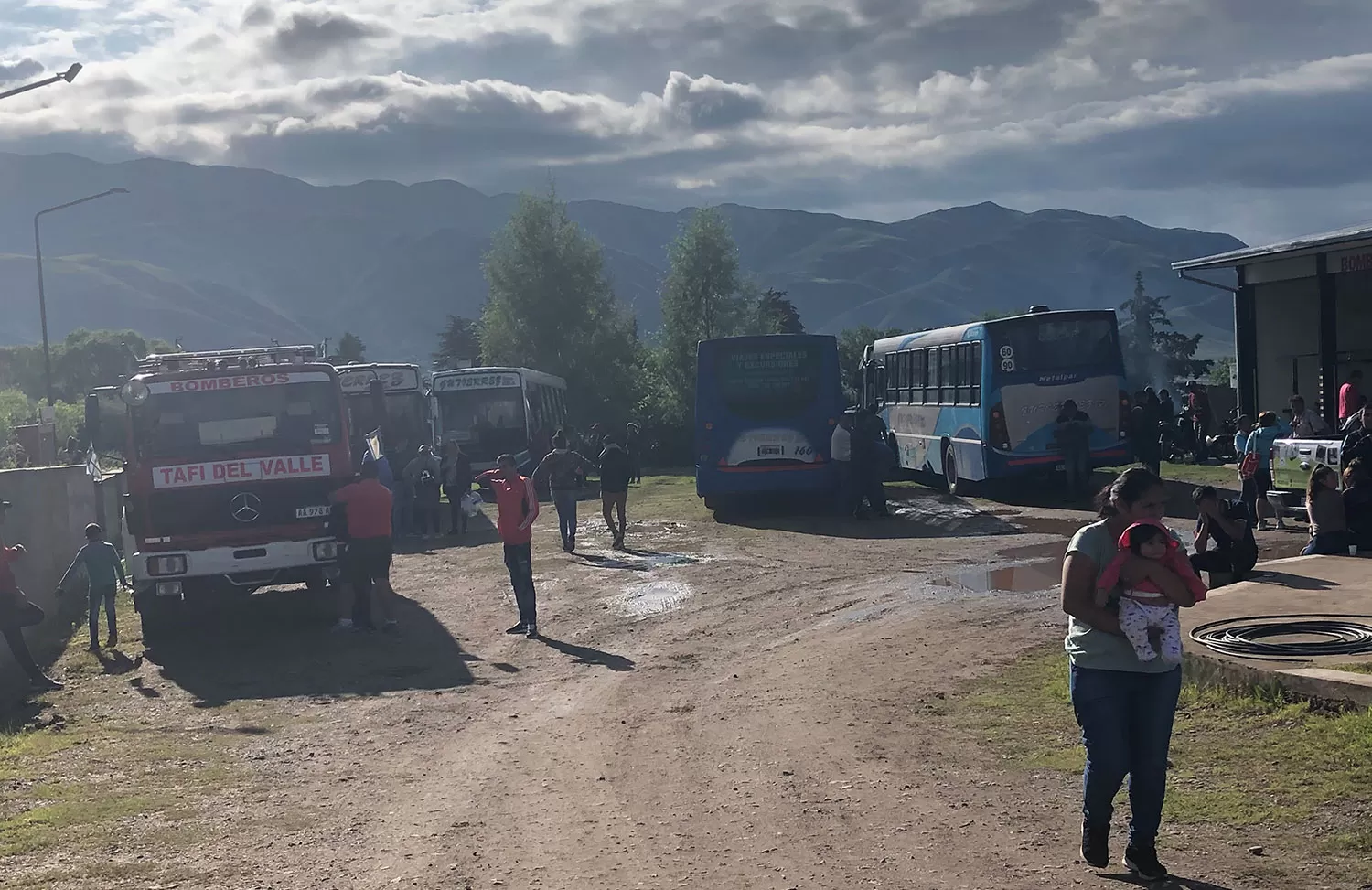 AYUDA. Los turistas varados en Tafí del Valle, tras el corte de la ruta 307, fueron asistidos por los bomberos y autoridades de Tafí del Valle. LA GACETA / FOTOS DE IRENE BENITO