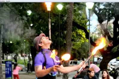 Un soñador que vive de sus espectáculos a la gorra