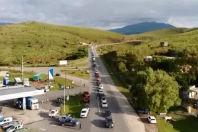 Video: así esperaban decenas de vehículos sobre la ruta de Tafí del Valle