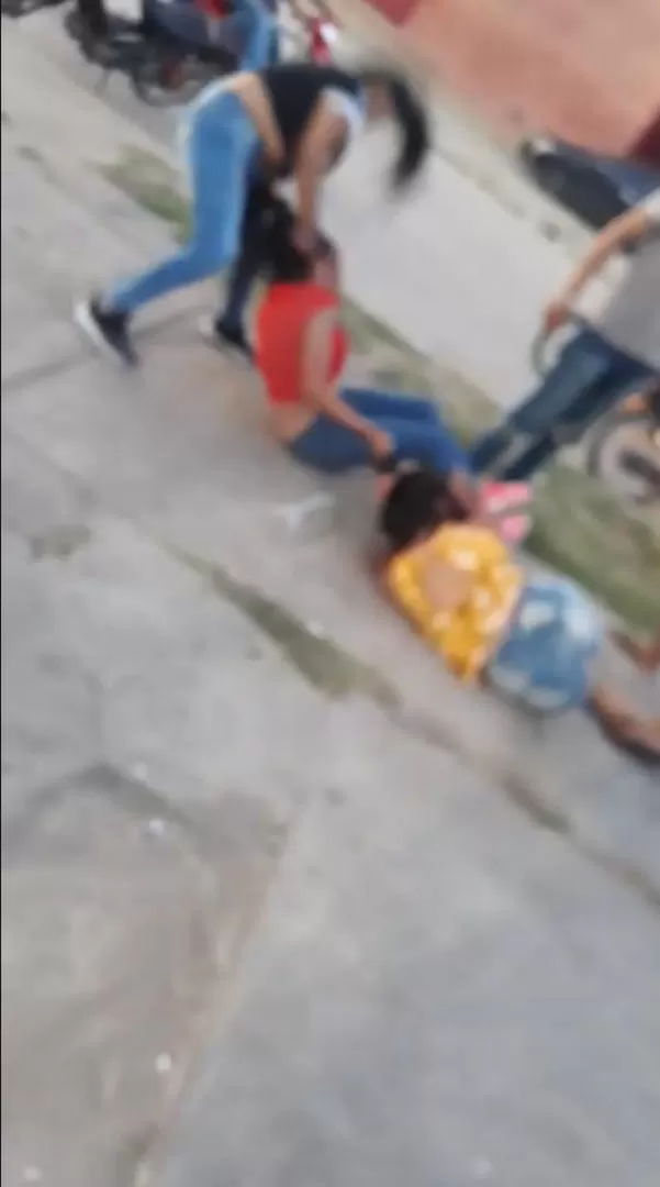 SE HIZO VIRAL. Las capturas de los videos que circularon en las redes muestran cómo Romina López fue arrastrada por la calle y golpeada en la cara a plena luz del día por un grupo de jóvenes de Los Ralos. 