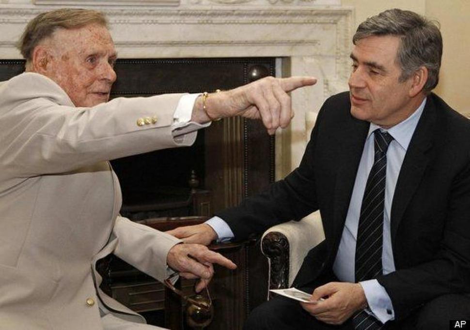 HONOR. El héroe de guerra Denis Avey conversa con Gordon Brown.