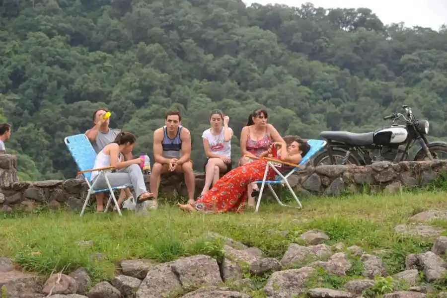 COMODIDAD. Los tucumanos llevan reposeras o mantas para recostarse sobre el pasto y escuchar música.