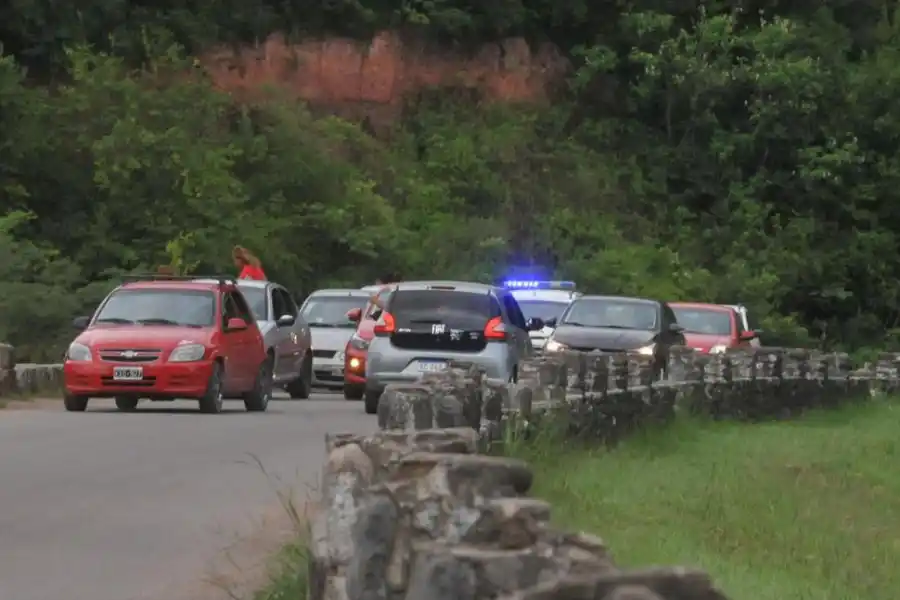TRÁFICO. Hubo controles policiales y, pasadas las 17, algunos embotellamientos en la entrada del dique.