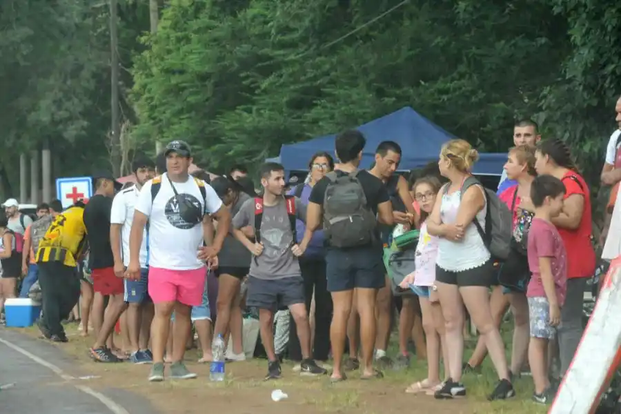 MERENDEROS. El público hacía largas colas para comprar comida.