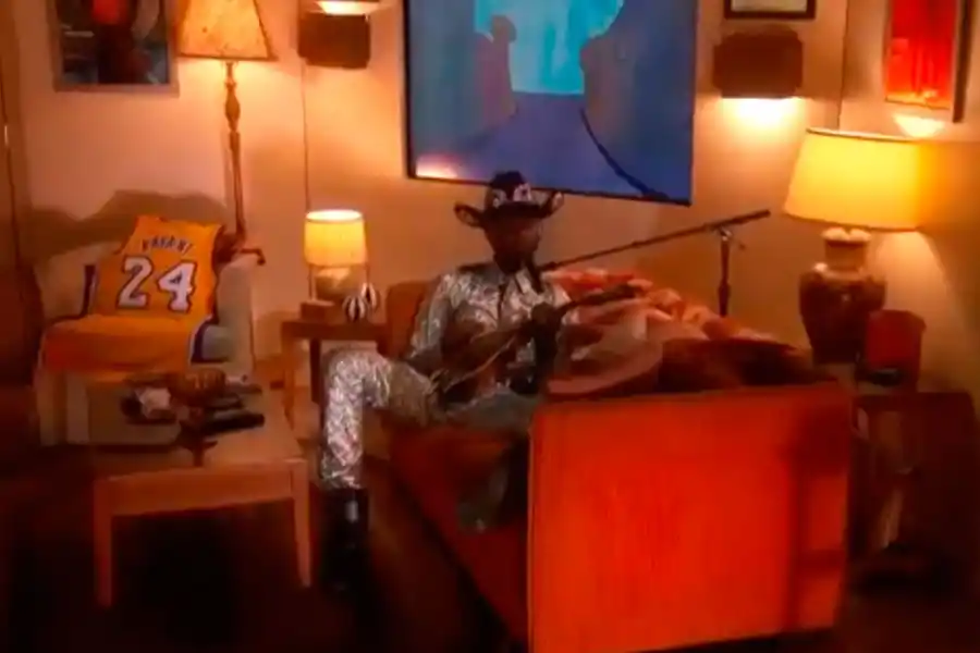 LIK NAS X. La presentación del artista, con la camiseta de Koby al lado.