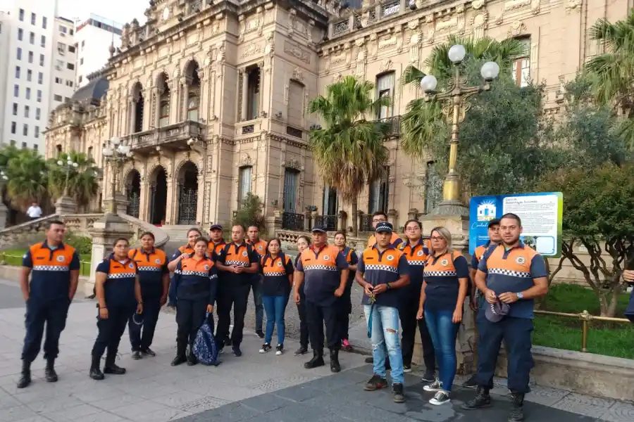 Manzur regresó a Casa de Gobierno y lo esperaron con una protesta