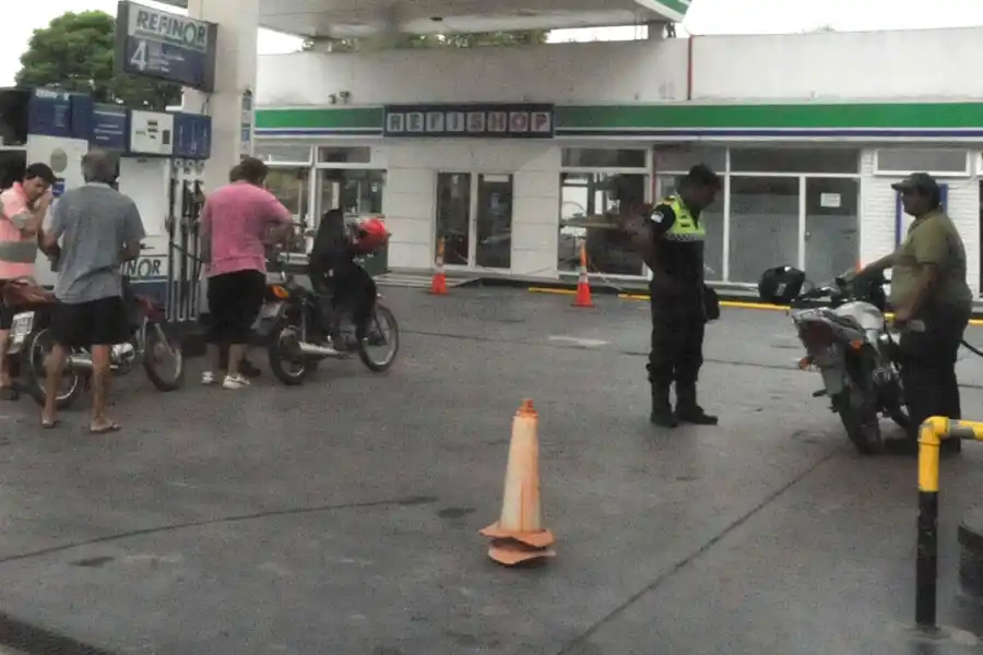 PROTECCIÓN. Un agente se refugió en una estación de servicio cercana.